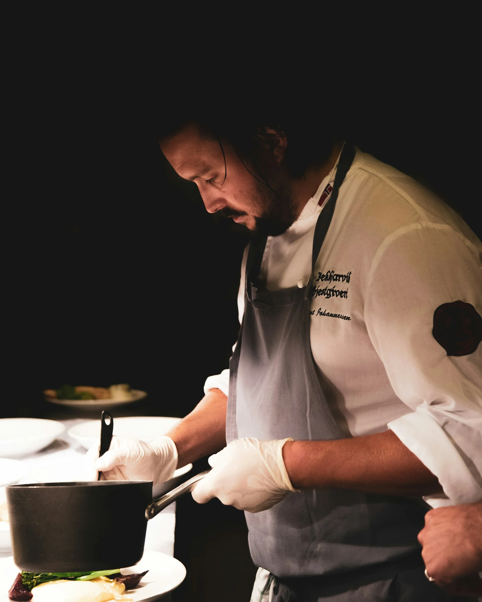 Chef cuisinier en cuisine professionnelle équipée par Hullo Froid