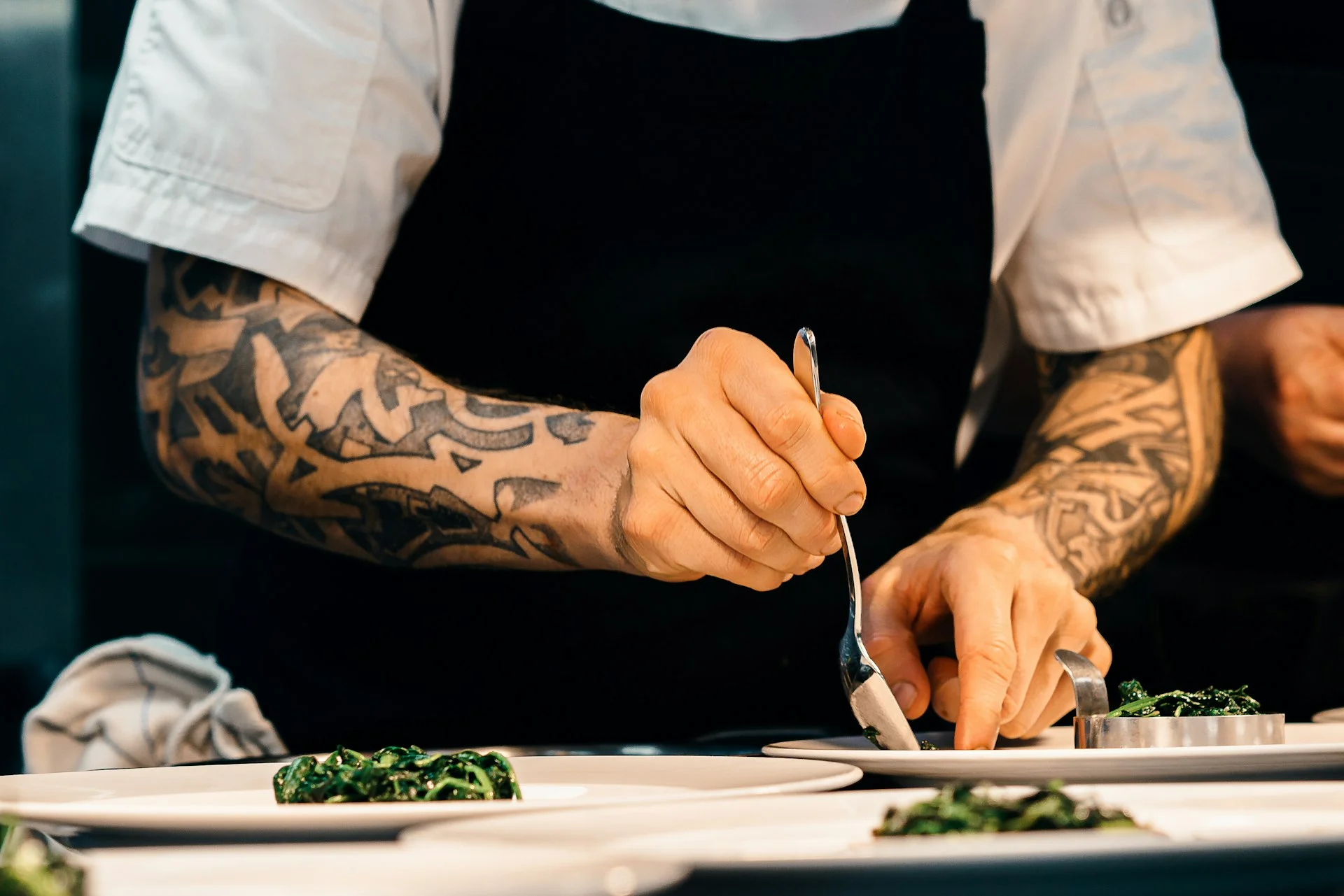 Chef cuisinier planifiant l'agencement de sa cuisine professionnelle