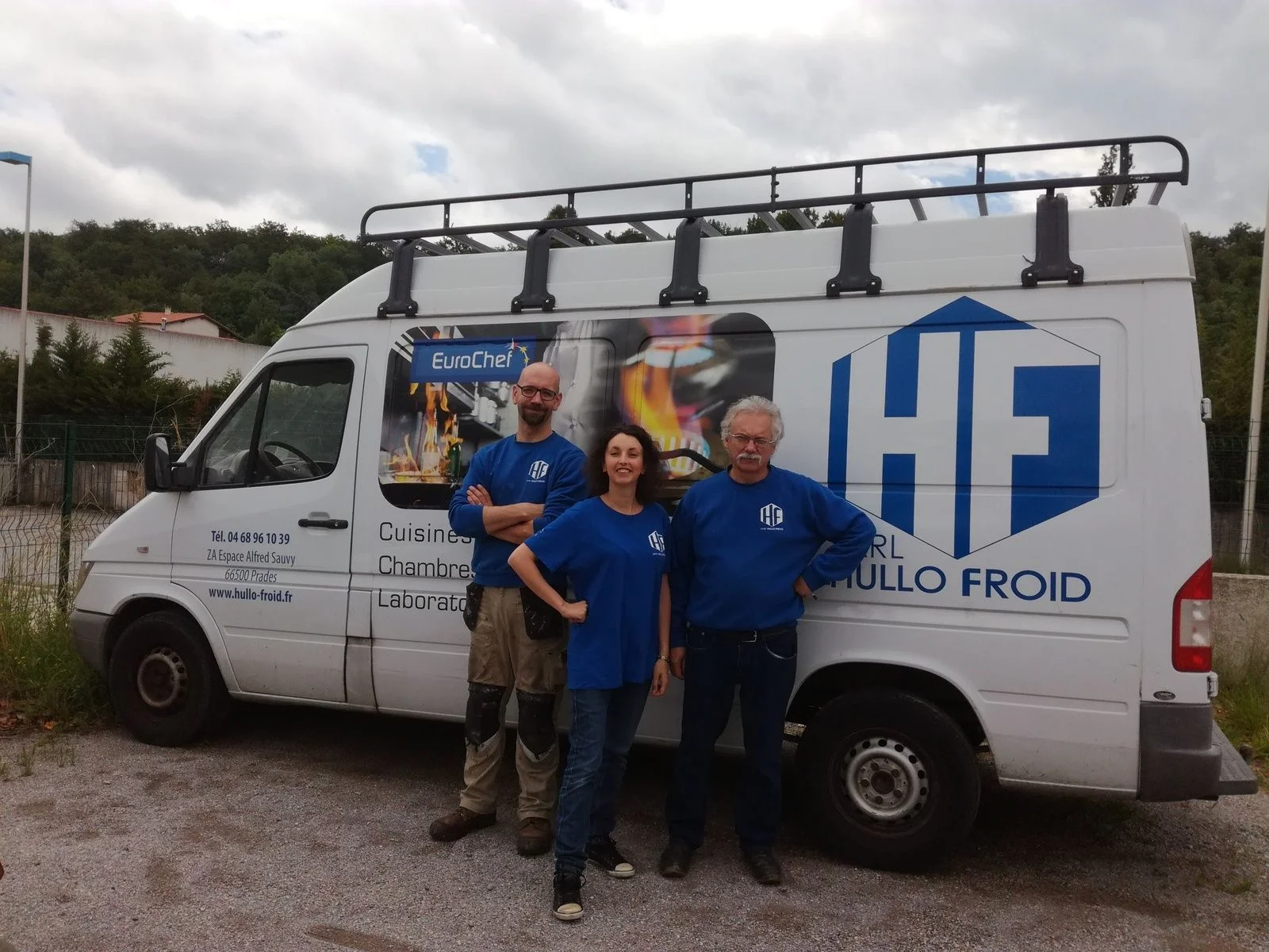 Techniciens Hullo Froid lors d'une installation de cuisine professionnelle